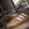 adidas VL Court 3.0 earth strata/cloud white/gold metallic Vorschaubild