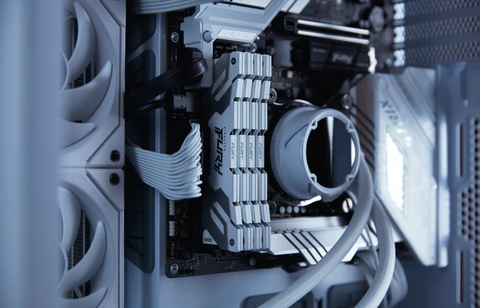 Kingston FURY Renegade weiß/silber UDIMM 32GB Kit, DDR5-6400, CL32-39-39, 1RX8