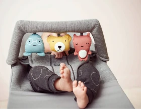 BabyBjörn Weiche Freunde Spielbogen für Babywippe