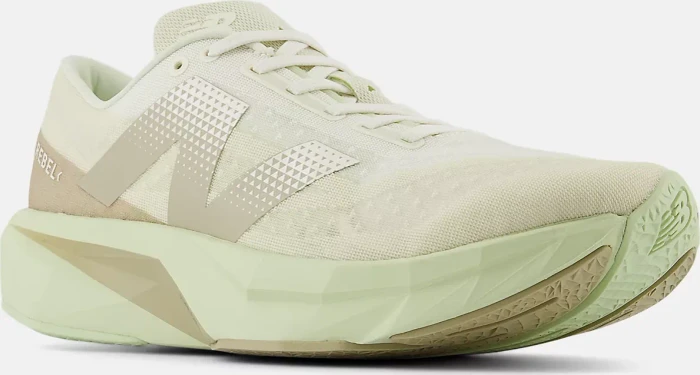 New Balance FuelCell Rebel v4 linen/lichen green/stoneware (Herren)