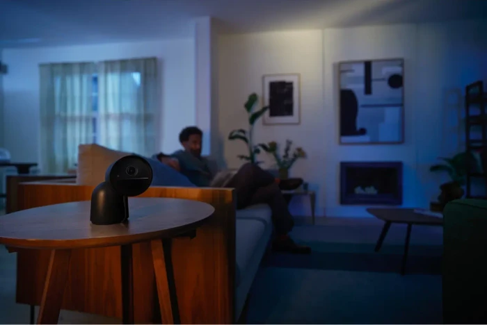 Philips Hue Secure Kamera, kabelgebunden mit Standfuß, schwarz