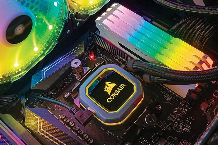 Corsair Vengeance RGB PRO weiß UDIMM 32GB Kit, DDR4-2666, CL16-18-18-36