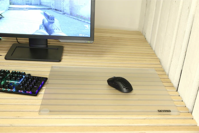SkyPAD Glass 3.0 XL Gaming-Mauspad aus gehärtetem Glas, 500x400mm, Text Logo, transparent