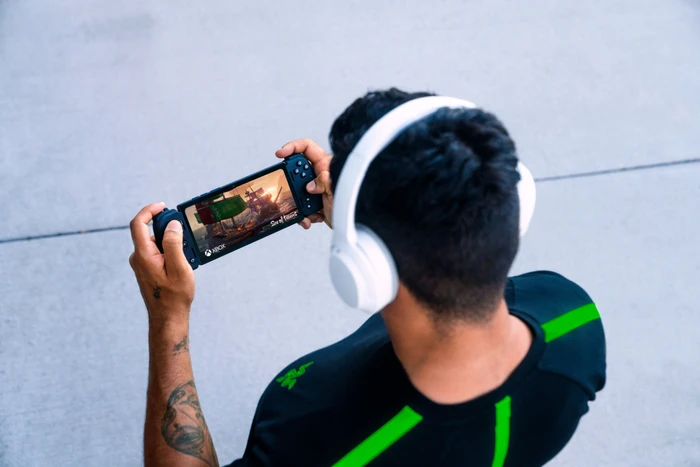 Razer Edge Gaming Handheld with Android, Snapdragon G3x Gen 1, 128GB Flash