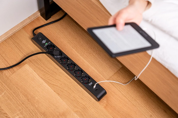 Brennenstuhl Überspannungsschutz-Steckdosenleiste, 6-fach, 1x USB-A/1x USB-C USB-PD, 2m, schwarz/anthrazit