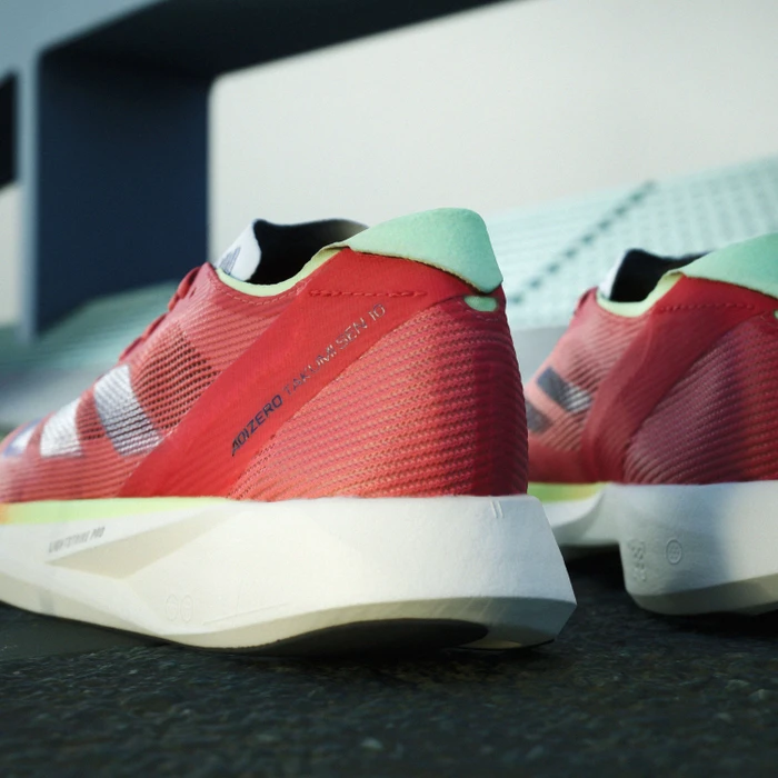 adidas Adizero Takumi Sen 10 preloved scarlet/aurora metallic/bright red (Damen)
