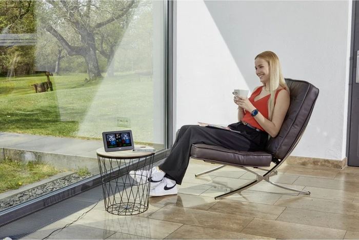 Hama Premium Funkwetterstation mit LED-Farbdisplay und USB-Ladefunktion, digital