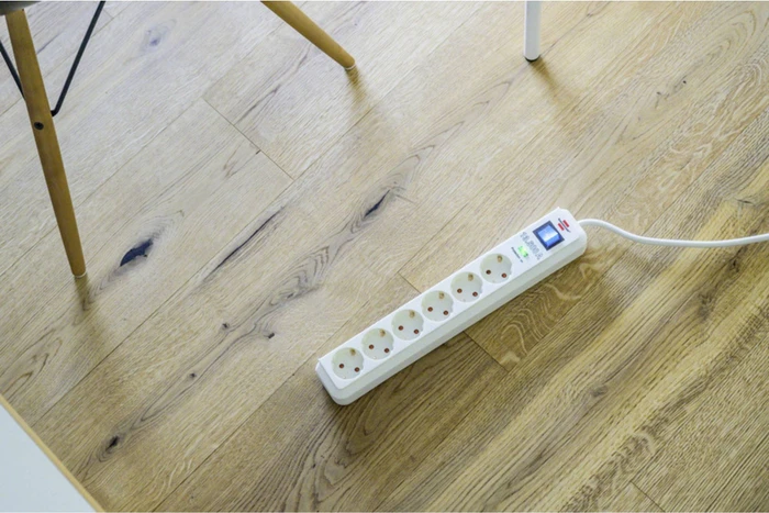 Brennenstuhl Eco-Line mit Schalter und Überspannungsschutz, 6-fach, 2m, weiß