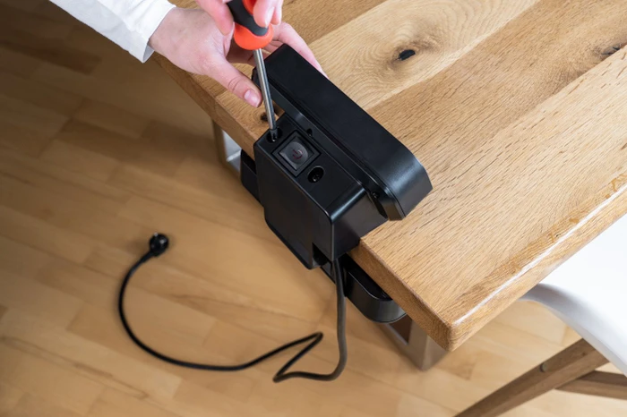 Brennenstuhl estilo Duplex Tischsteckdosenleiste mit Schalter und Überspannungsschutz, 9-fach, 1x USB-A/1x USB-C, 2m, silber/schwarz