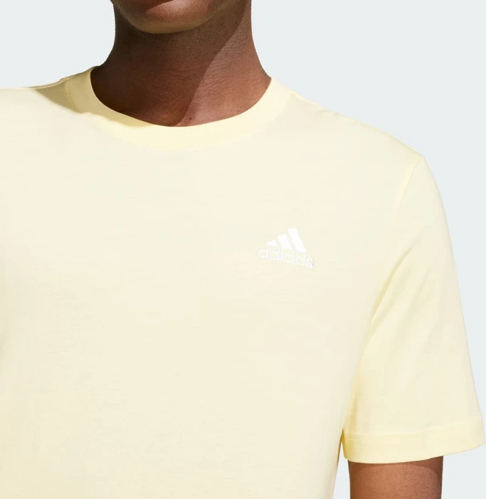 adidas Essentials Single Jersey Embroidered Small Logo T-Shirt kurzarm almost yellow (Herren)