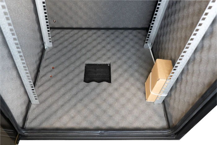 EFB Elektronik OFFICE 19" Netzwerkschrank 18HE, vormontiert, eigenbelüftet, Sicherheitsglastür, IP20, schallgedämmt, RAL 9005, 800mm tief