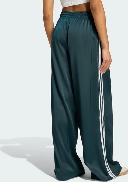 adidas Adicolor Satin Wide Leg Trainingshose lang aurora ivy/white (Damen)