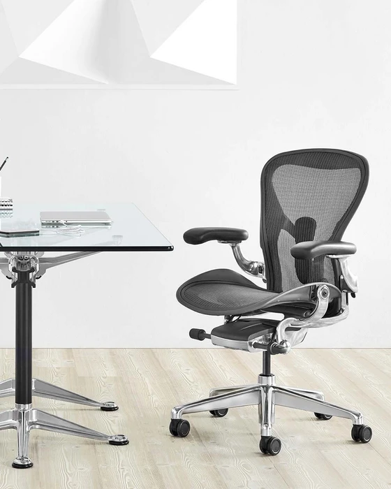 Herman Miller Aeron remastered Bürostuhl, Graphite grau, Größe B, Armlehnen Vinyl, Fußkreuz/Mechanik Alu-poliert
