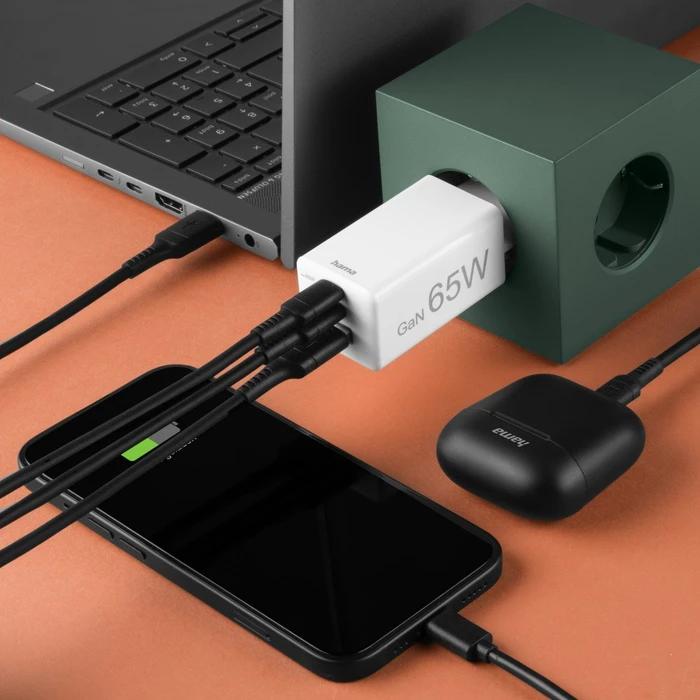Hama Schnellladegerät GaN 2x USB-C 1x USB-A Mini-Ladegerät PD 65W weiß