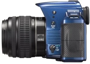 Pentax K-30 blau mit Objektiv smc DA L 18-55mm 3.5-5.6 AL