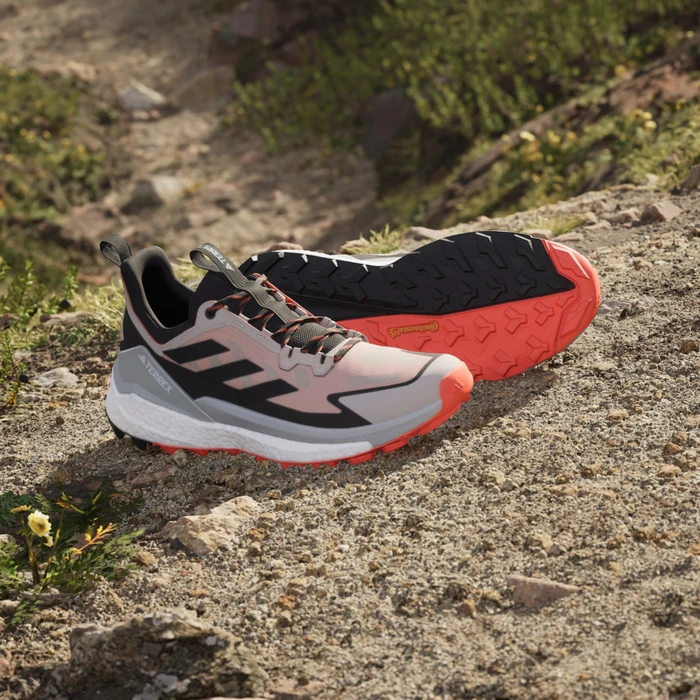 adidas Terrex Free Hiker 2.0 Low wonder beige/core black/semi impact orange (Herren)