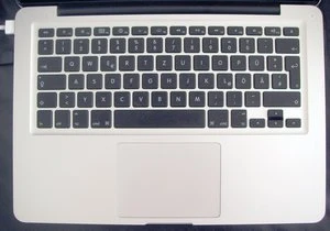Apple MacBook Pro 13.3", silber, Core 2 Duo P8700, 4GB RAM, 500GB HDD, GeForce 9400M G, DE [Mid 2009]