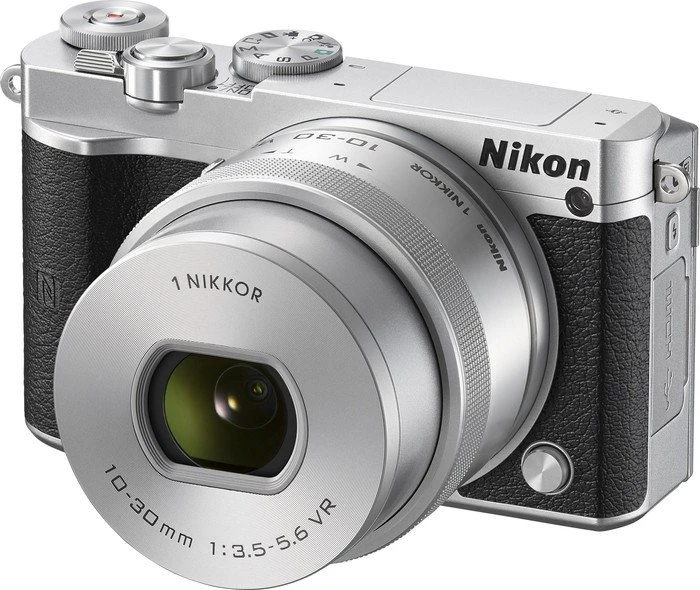 Nikon 1 J5 silber mit Objektiv 1 NIKKOR 10-30mm 3.5-5.6 PD-Zoom VR