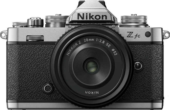 Nikon Z fc silber/schwarz mit Objektiv Z 28mm 2.8 SE