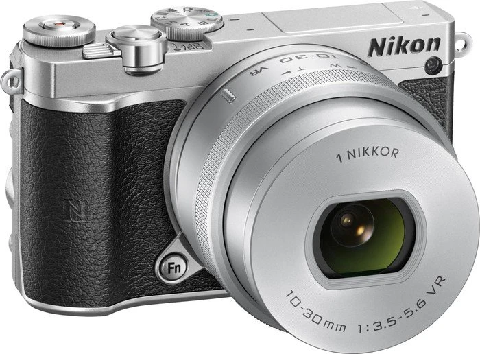 Nikon 1 J5 silber mit Objektiv 1 NIKKOR 10-30mm 3.5-5.6 PD-Zoom VR