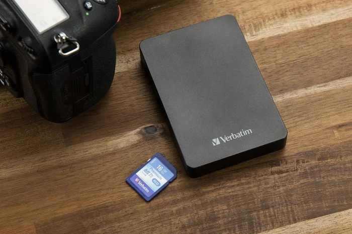 Verbatim Store 'n' Go Portable HDD 1TB mit SD-Kartenleser + 16GB SD-Karte, USB 3.0