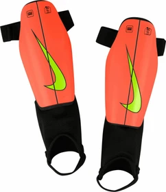 Nike Charge Schienbeinschützer hyper crimson/black/volt (Junior)