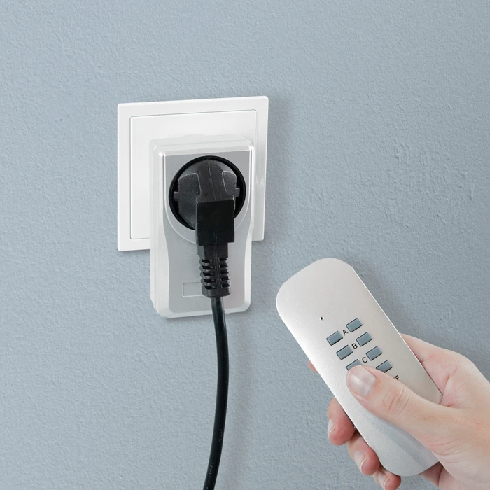 uniTEC 3+1 Micro, Funksteckdose mit Fernbedienung silber, Set