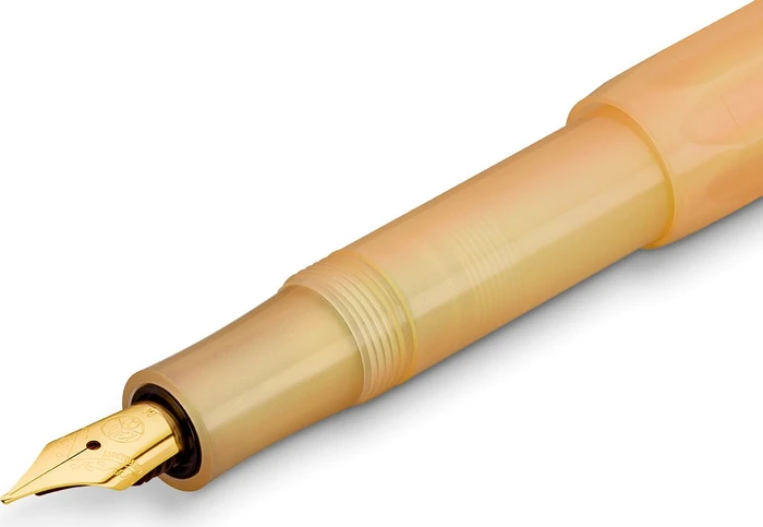Kaweco Collection apricot pearl, rechte Hand, extra fein