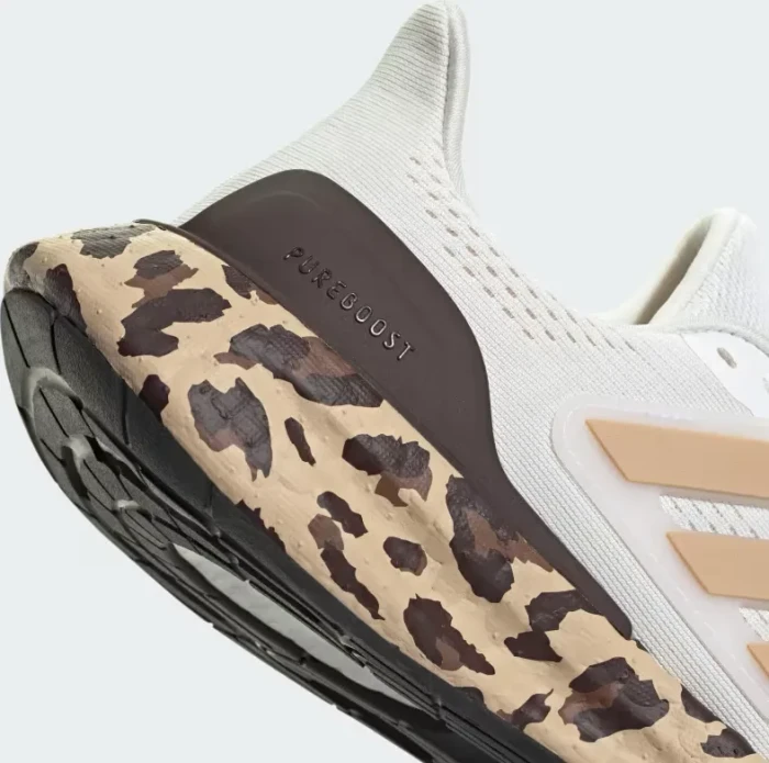 adidas Pureboost 23 core white/gold metallic/shadow brown (Damen)