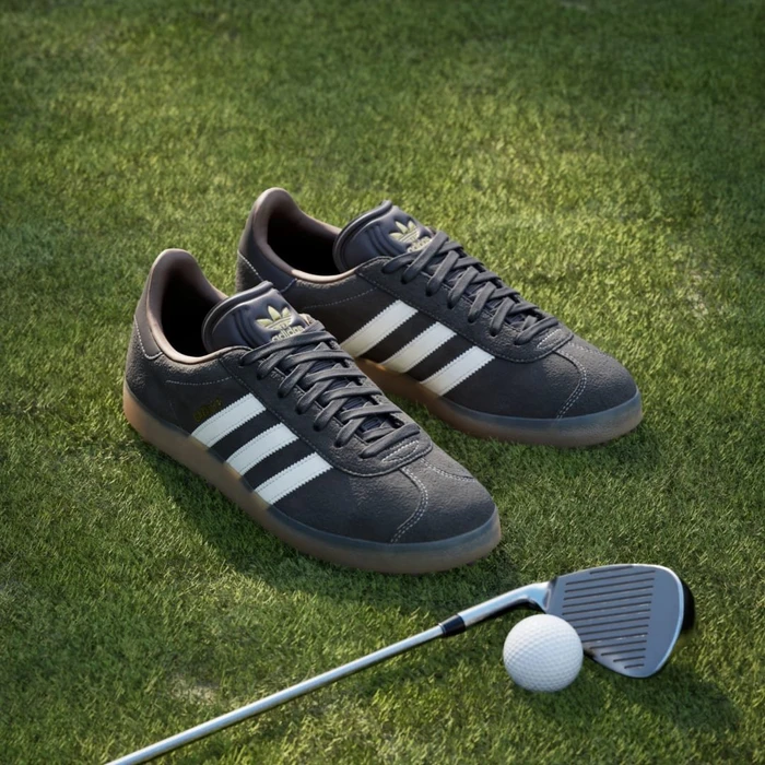 adidas Gazelle Spikeless dark brown/chalk white/gum
