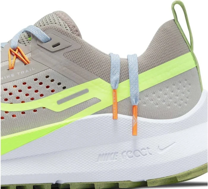 Nike React Pegasus Trail 4 light iron ore/cobblestone/football grey/volt (Herren)