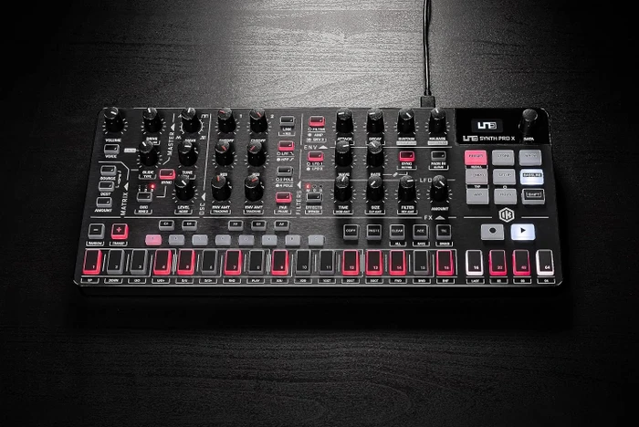 IK Multimedia UNO Synth Pro X