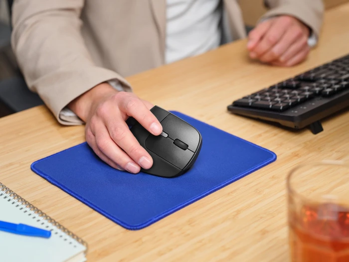 Trust Yuno Ergonomic Wireless Mouse schwarz, USB