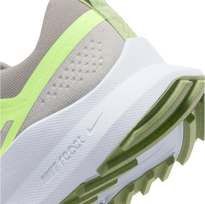Nike React Pegasus Trail 4 light iron ore/cobblestone/football grey/volt (Herren)
