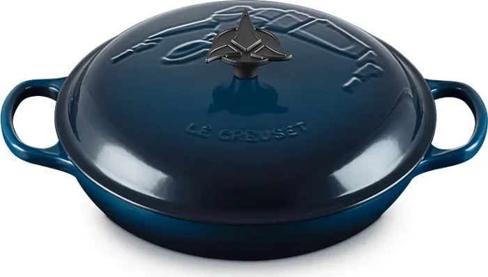 Le Creuset Star Trek Gourmet-Profitopf Bräter mit klingonischem Trefoil Deckelknopf 30cm 3.5l nuit