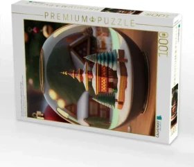 Calvendo Ein weihnachtliches Stillleben spiegelt sich in einer Kugel