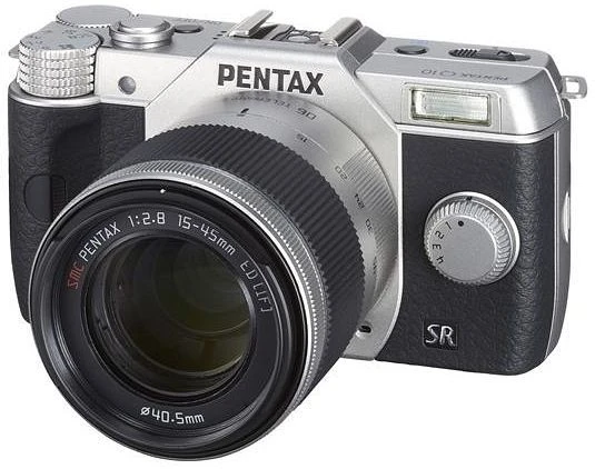 Pentax Q10 silber mit Objektiv Q 02 Standard Zoom 5-15mm 2.8-4.5 AL und Q 06 Telephoto Zoom 15-45mm 2.8 AL