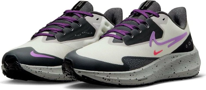 Nike Air Zoom Pegasus 39 Shield light bone/cobblestone/dark smoke grey/vivid purple (Damen)