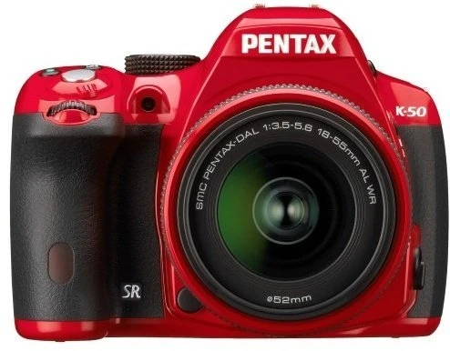 Pentax K-50 rot mit Objektiv smc DA 18-55mm 3.5-5.6 AL WR und smc DA 50-200mm 4.0-5.6 ED WR