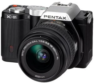Pentax K-01 schwarz mit Objektiv smc DA L 18-55mm 3.5-5.6 AL und smc DA L 50-200mm 4.0-5.6 ED