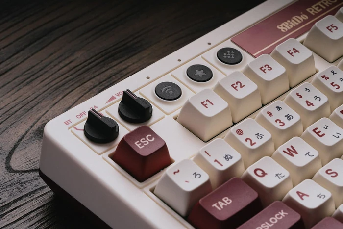 8BitDo Retro Mechanical Keyboard, Fami Edition, weiß/rot, Kailh Box V2 WHITE, USB/Bluetooth, US