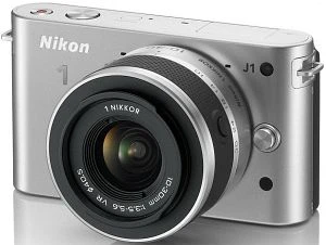 Nikon 1 J1 silber mit Objektiv 1 NIKKOR 10-30mm 3.5-5.6 VR