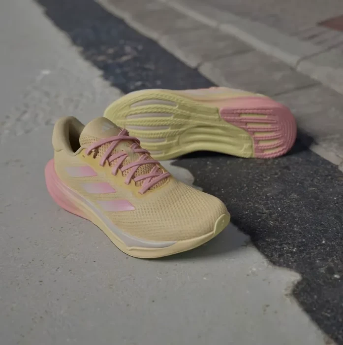 adidas Supernova Stride almost yellow/zero metalic/pink spark (Damen)