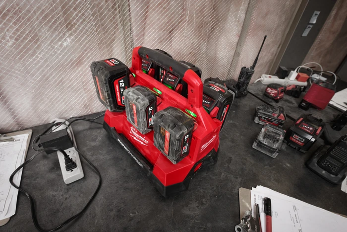 Milwaukee Packout M18 PC6 Ladegerät