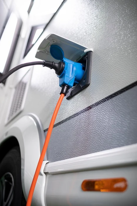 Brennenstuhl CEE Camping-Verlängerungskabel IP44 orange, mit CEE-Winkelkupplung und Schuko-Kombisteckdose, 1.5m