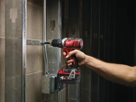 Milwaukee M18 BDD-402C Akku-Bohrschrauber inkl. Koffer + 2 Akkus 4.0Ah