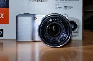Sony Alpha NEX-3 silber mit Objektiv E 18-55mm 3.5-5.6 OSS