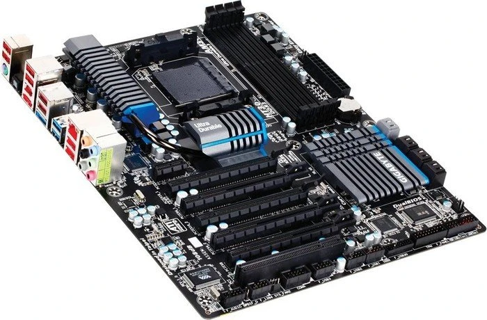 GIGABYTE GA-990FXA-UD5 (AMD AM3+)