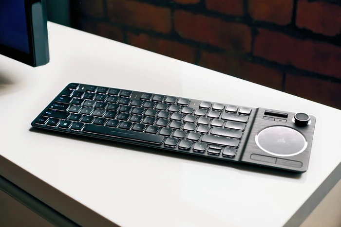 Corsair K83, USB/Bluetooth, DE
