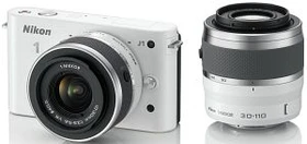 Nikon 1 J1 weiß mit Objektiv 1 NIKKOR 10-30mm 3.5-5.6 VR und 1 NIKKOR 30-110mm 3.8-5.6 VR